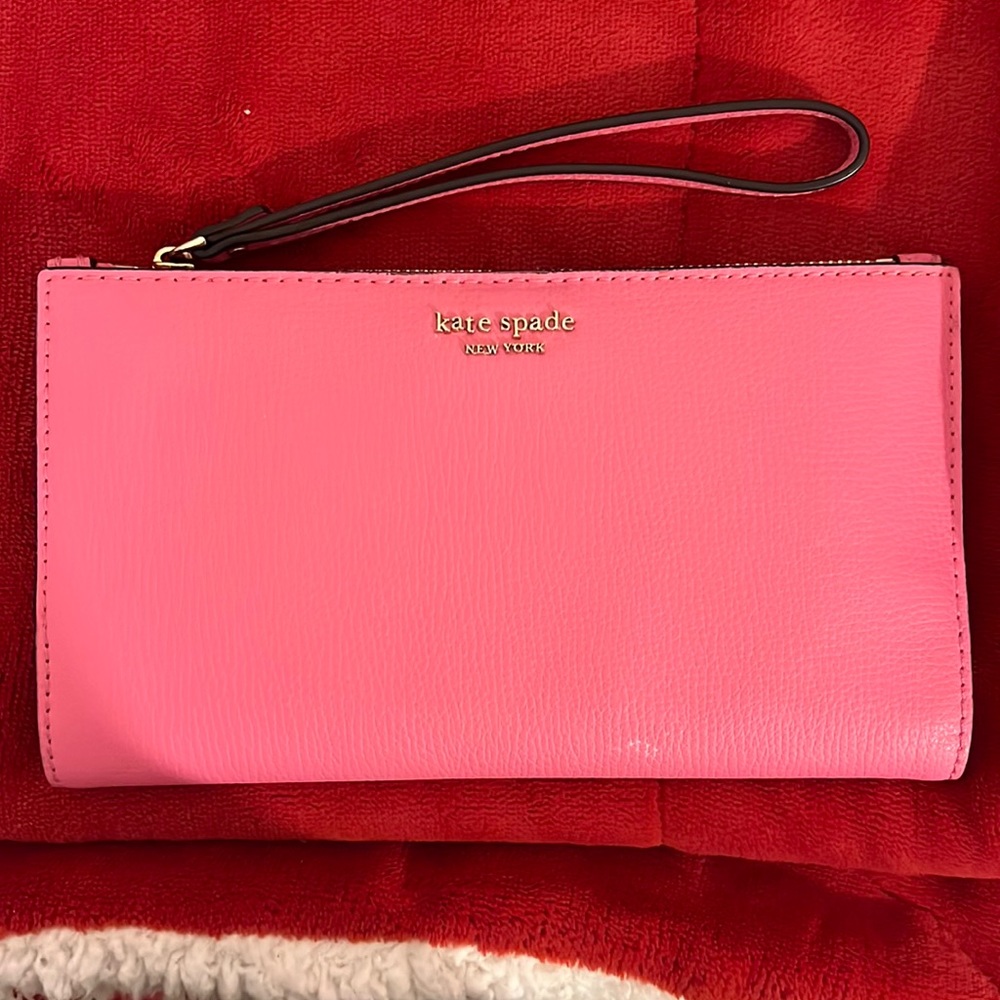 Barley used wallet. In brand new condition comes with the box.